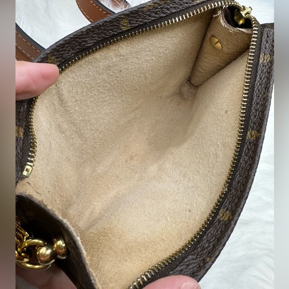 Louis Vuitton Bucket PM Pouch Crossbody - Picture 11 of 15